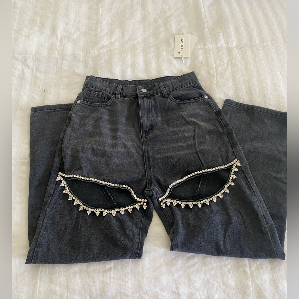 ✨ NWT CHELIZE Rhinestone Heart Pocket Jeans ✨
Size: Medium can fit a (4-6)